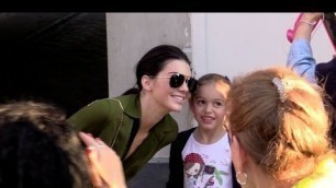'CUTE ALERT ! KENDALL JENNER poses with a LITTLE KID in Paris'