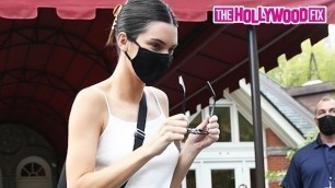 'Kendall Jenner Is Super Sweet To Fans While Leaving The Michael Kors Event At New York Fashion Week'