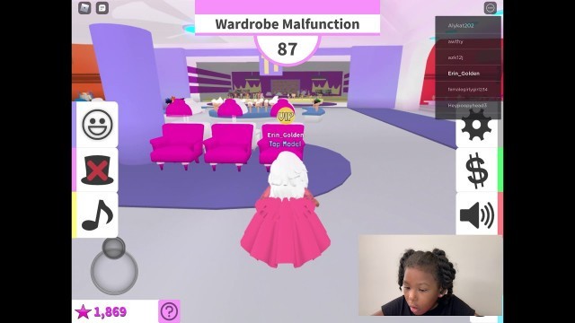 'Wardrobe Malfunction!  ROBLOX: Fashion Famous'