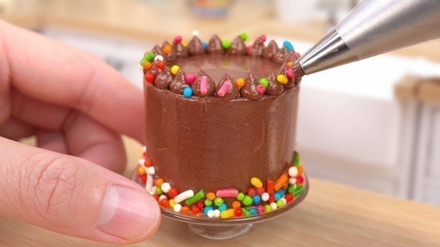 'Satisfying Miniature Chocolate Cake Decorating 