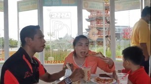 'MAKAN BERSAMA ORANG ORANG TERSAYANG DI PANTAI PASIR PUTIH PIK 2  | Delvecho channel'