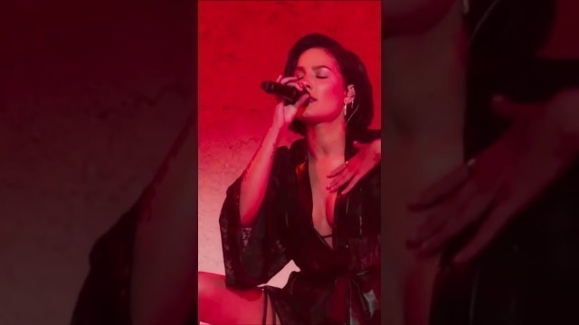 'Halsey performs GRAVEYARD at the SavagexFenty fashion show 