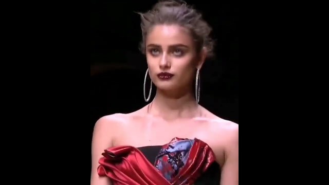 'Irina Shayk, Taylor Hill and Bella Hadid walking for Versace FW 2016'