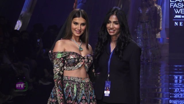 'Tara Sutaria Classy Ramp Walk Fashion Show | Lakme Fashion Week 2022'