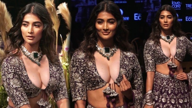 'Pooja Hegde H0T Saree Ramp Walk at Lakme Fashion Week 2019 | She Performed With Diana Penty'