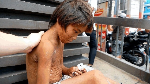 'Cheering Up Sad Street Kid with FOOD in Manila Philippines'