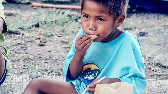 'Giving Food to STREET KIDS in the PHILIPPINES | Philippines Charity'