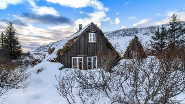 'Abandoned Hobbit House in Iceland Build in Viking-age Turf Style'