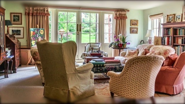 'Traditional English Cottage Interiors, Elegance and Charm'