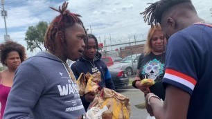 'JayDaYoungan passing out food & money to the homeless In Cali'