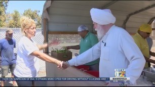 'Sikh community members hand out hot lunch meals to homeless'