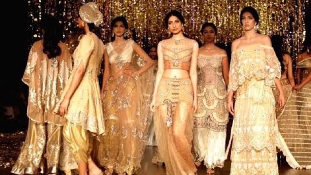 'Huma Qureshi Walks For Rina Dhaka | India Couture Week 2017'