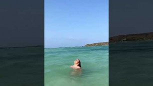 'Lea Elui in hot bikini 