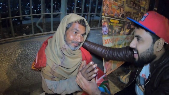 'Distributing blankets and food for homeless peoples || INDIA || By team veee brothers'